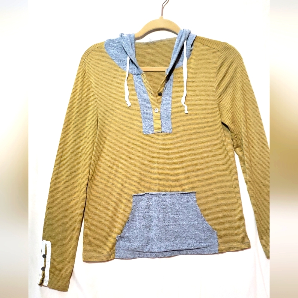 Hem and Thread top with hood size Small... yellow, gray, and cream